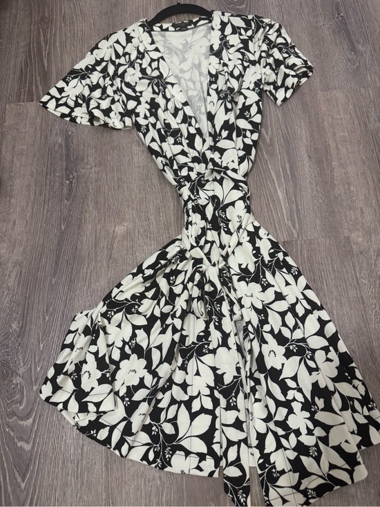 Ann Taylor Dresses & Skirts - Ann Taylor Black & White Floral Midi Wrap Dress